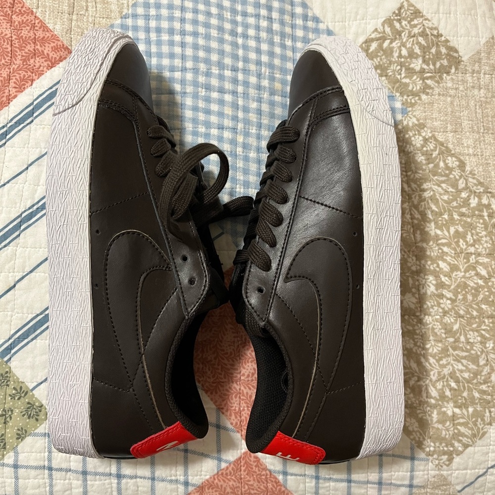 Nike Blazers Mens 9.5 Chocolate and Red Sneakers